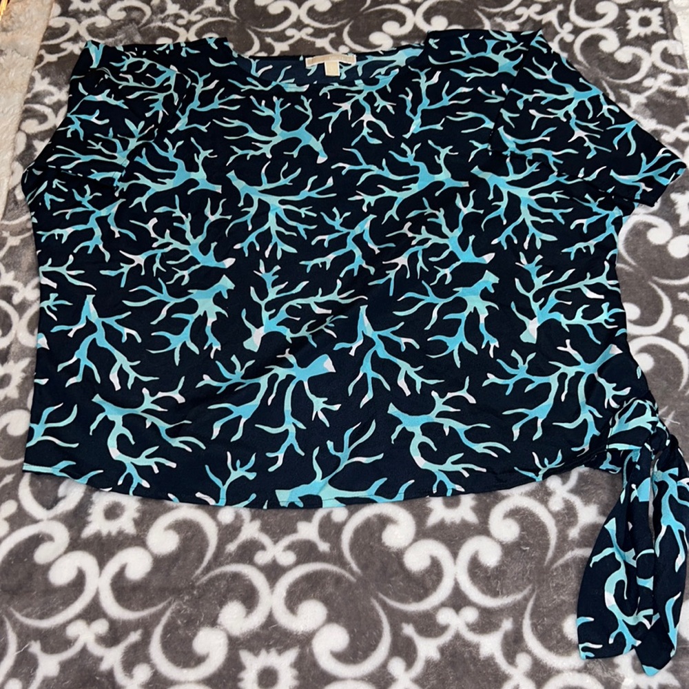 Woman’s Micheal Kors short sleeve, side tie blouse -size L
